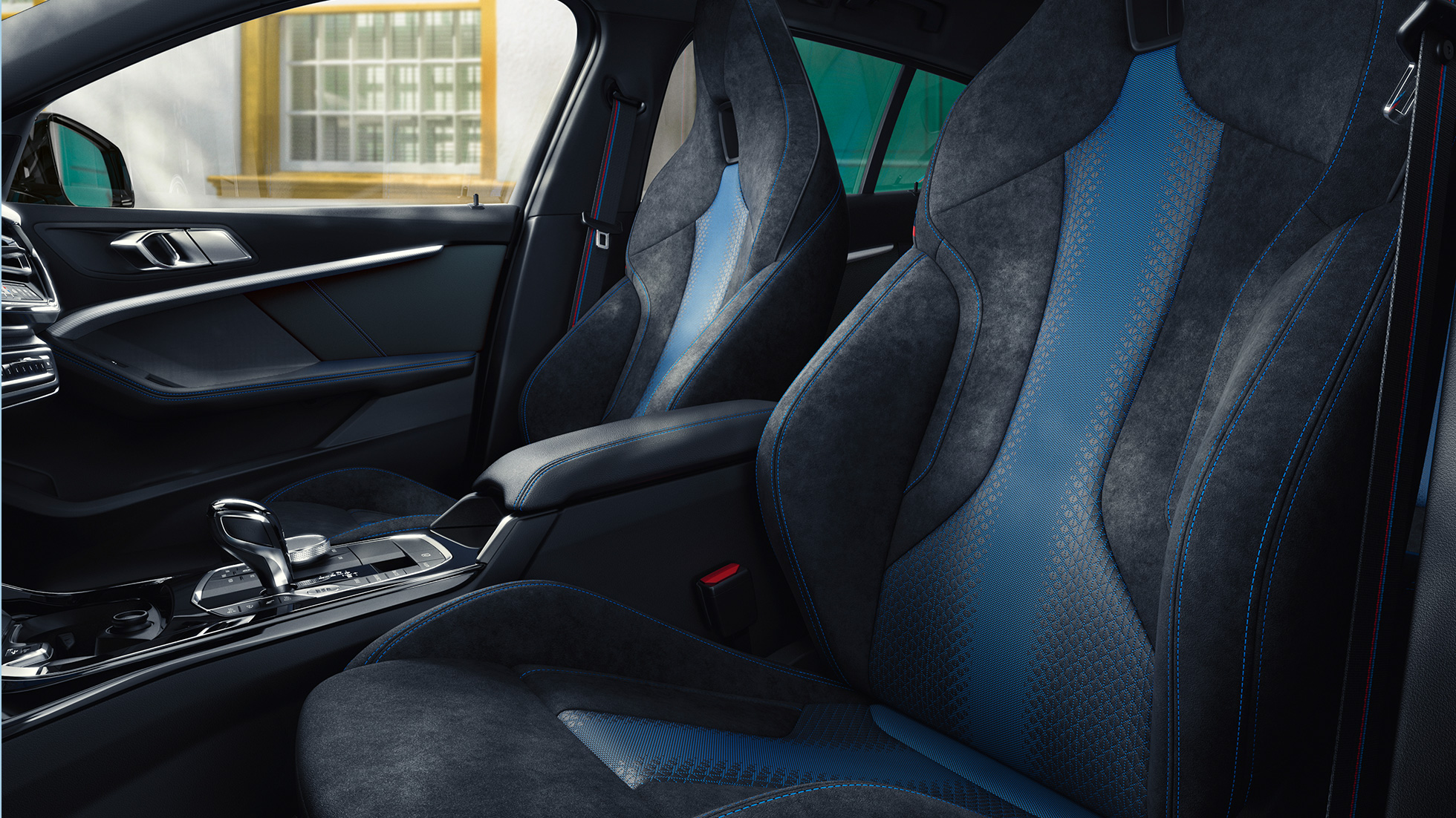 M sporta sēdekļi. BMW 1. sērijas ergonomiski veidotie M sporta sēdekļi ar kontrastējošu šuvumu un integrēto galvas balstu.