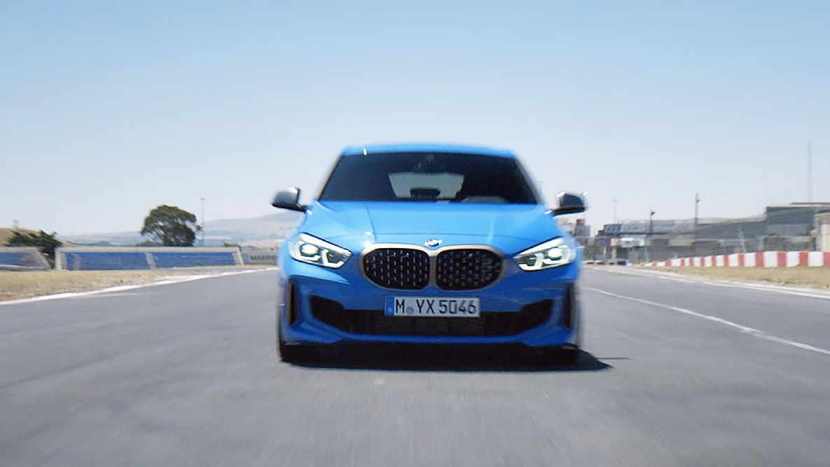 Saķere un braukšanas stabilitāte. BMW 1. sērija ar izcilu saķeri un braukšanas stabilitāti.