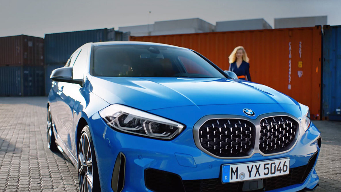 BMW atjautīgais personiskais asistents BMW 1. sērija ar BMW atjautīgā personiskā asistenta balss vadību.