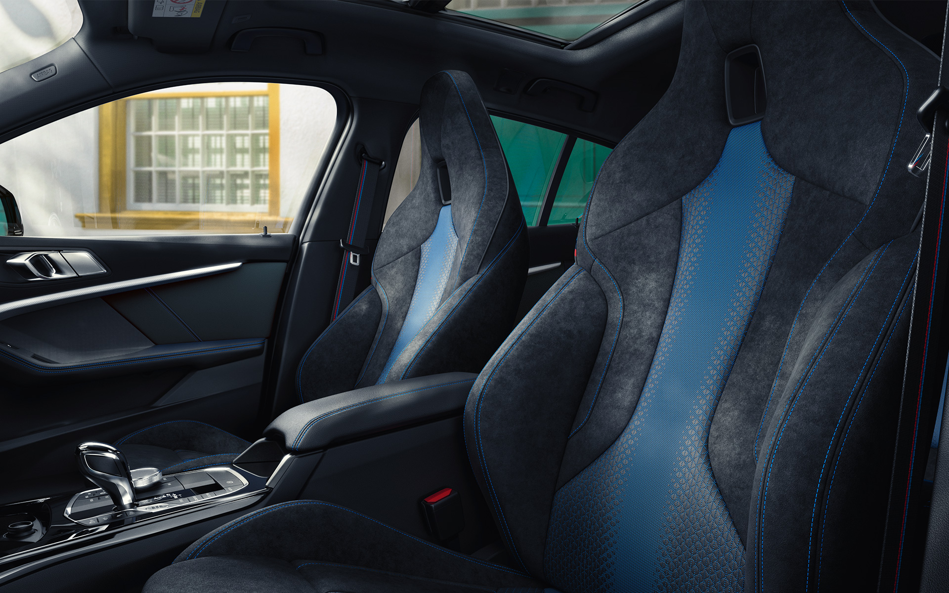 BMW 1. sērija F40, M sporta sēdekļi BMW 1. sērijas F40 ergonomiski veidotie M sporta sēdekļi ar kontrastējošu šuvumu un integrēto galvas balstu.