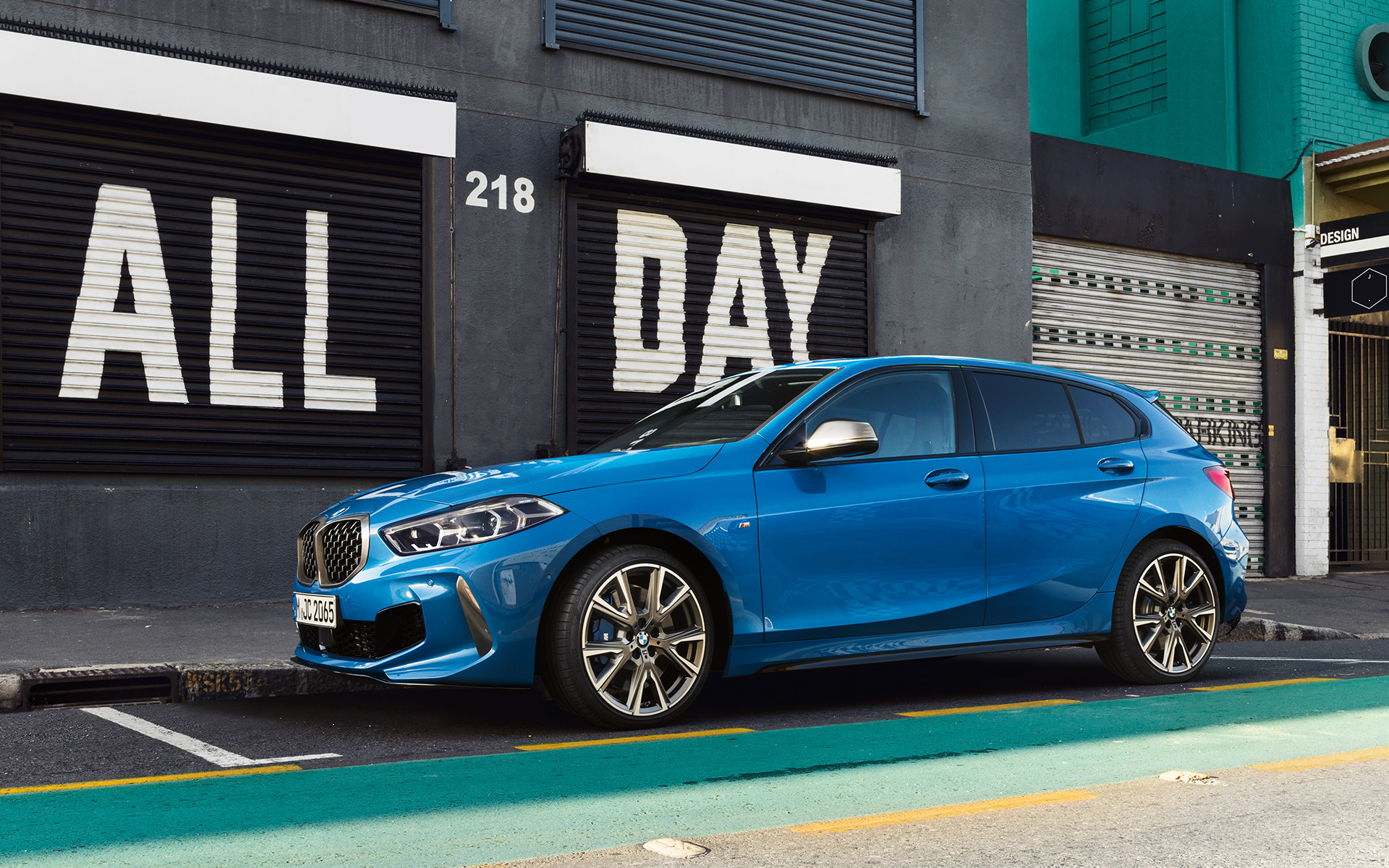 BMW 1. sērija M135i F40, novietots automobilis BMW 1. sērijas M135i F40 metāliskā Misano Blue krāsā, sānskats stāvvietā