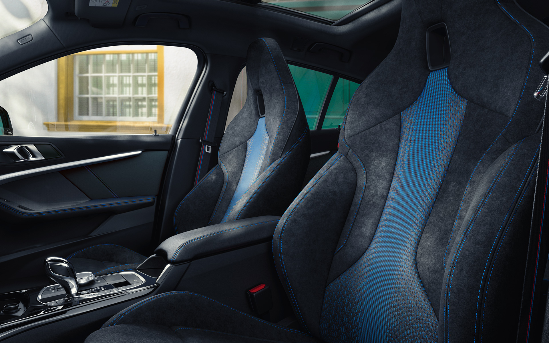 BMW 1. sērija F40, M sporta sēdekļi BMW 1. sērijas F40 ergonomiski veidotie M sporta sēdekļi ar kontrastējošu šuvumu un integrēto galvas balstu.