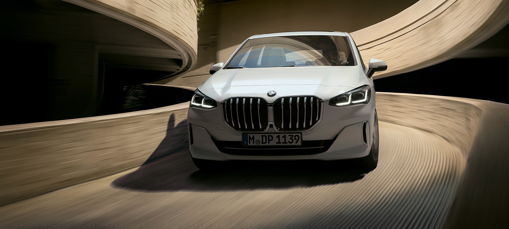 BMW 2.&nbsp;sērijas Active Tourer, U06, 2021, metāliska Mineral White krāsa, braucienā pa autostāvvietu, priek&scaron;puses skats
