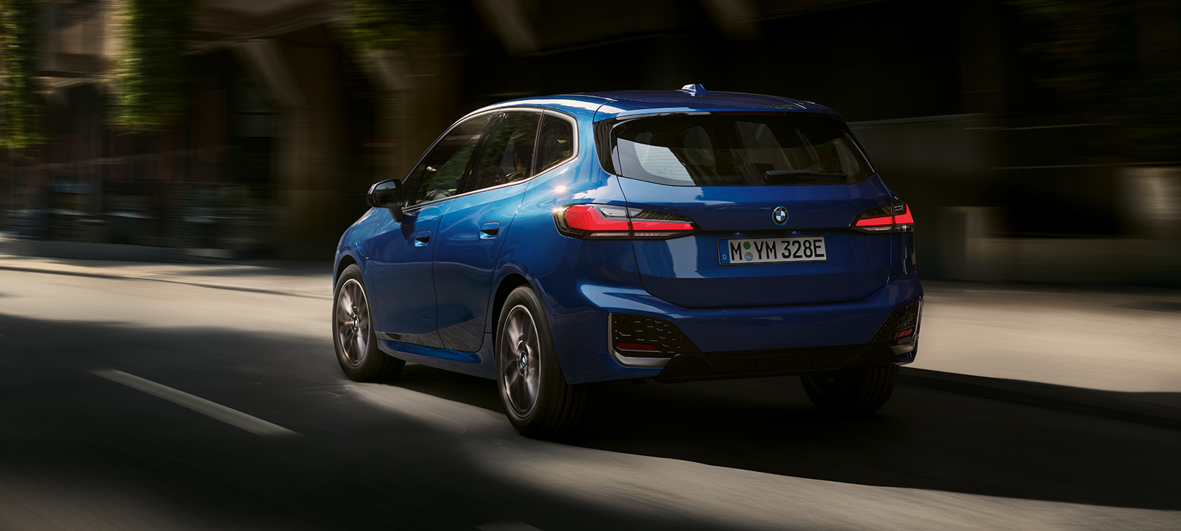 BMW 2.&nbsp;sērijas Active Tourer, 230e, hibrīdauto, U06, 2021, metāliska M&nbsp;Portimao Blue krāsa, trīs ceturtdaļu aizmugures skats, pilsētā brauco&scaron;s automobilis