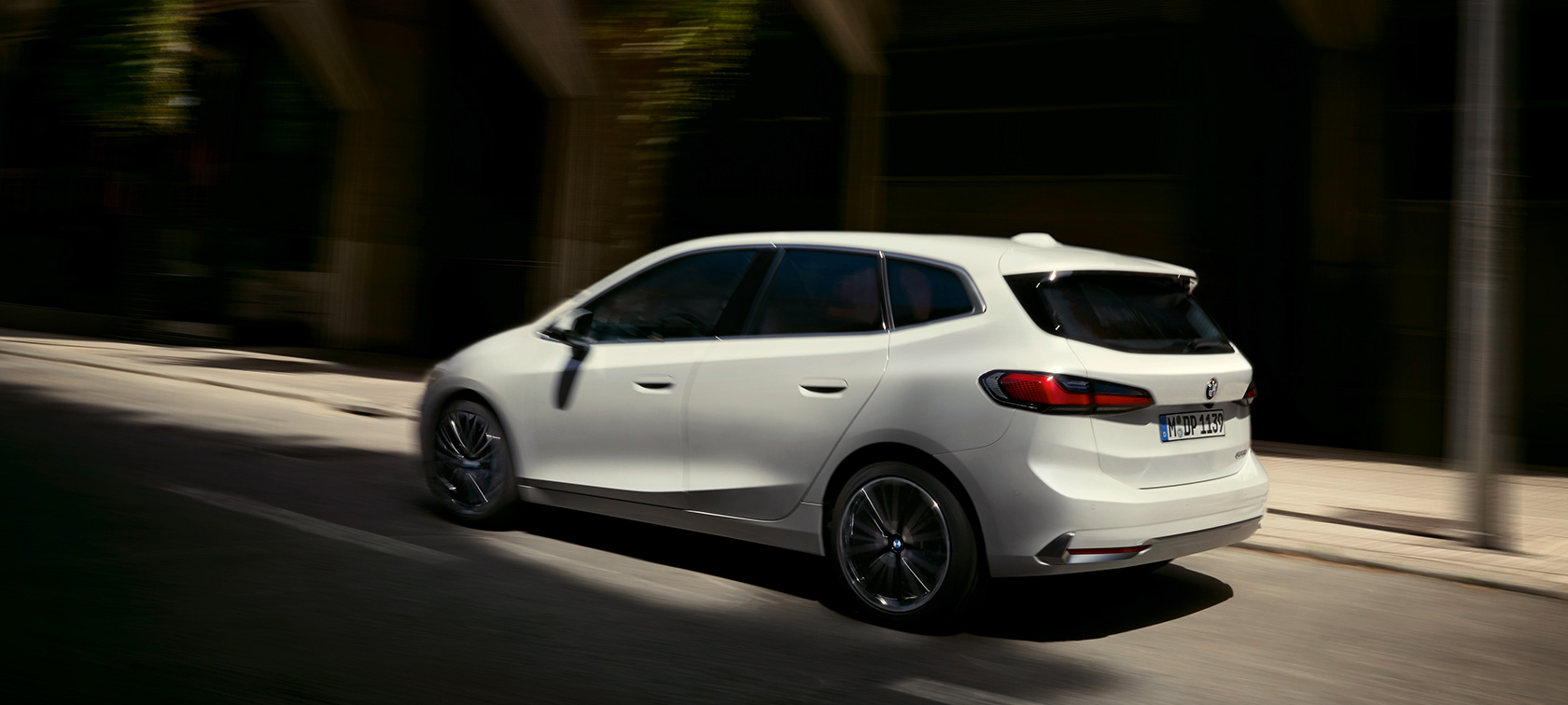 BMW 2. sērijas Active Tourer, U06, 2021, metāliska Mineral White krāsa, trīs ceturtdaļu aizmugures skats, braucošs automobilis
