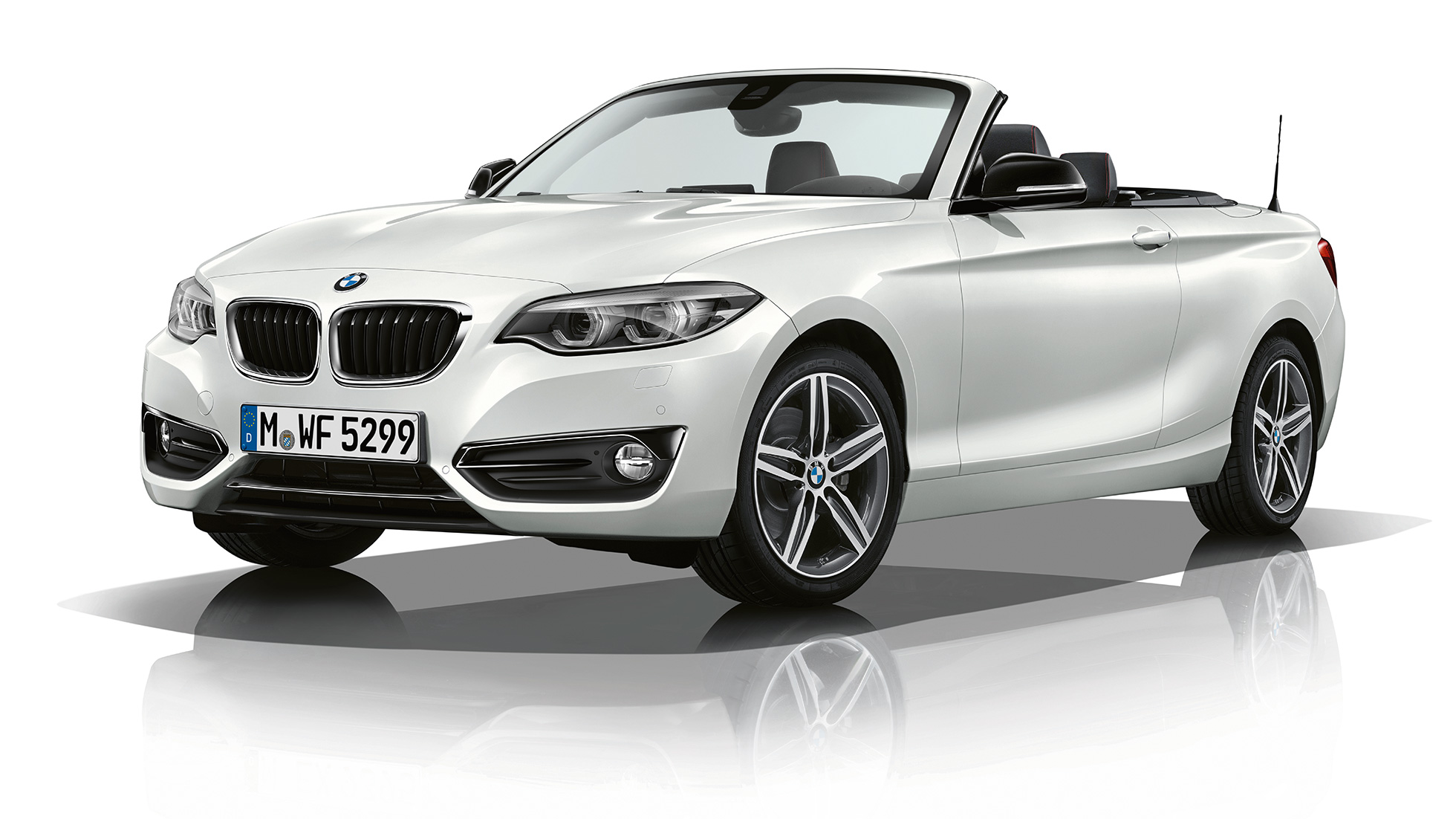 BMW 2. sērijas Cabrio, Sport Line modeļa trīs ceturtdaļu priekšējais skats BMW 2. sērijas Cabrio, Sport Line modeļa trīs ceturtdaļu priekšējais skats