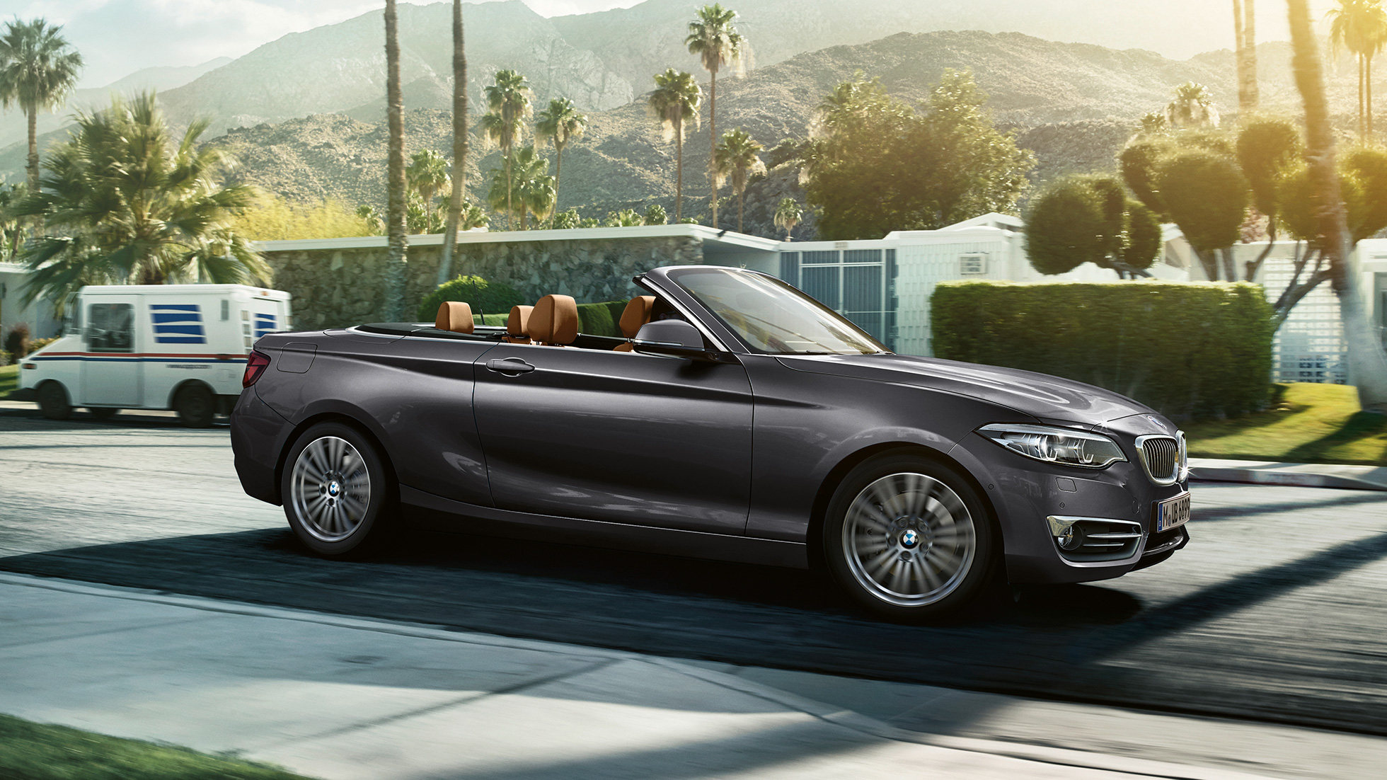 BMW 2. sērijas Cabrio, skats no sāna braucienā BMW 2. sērijas Cabrio, skats no sāna braucienā