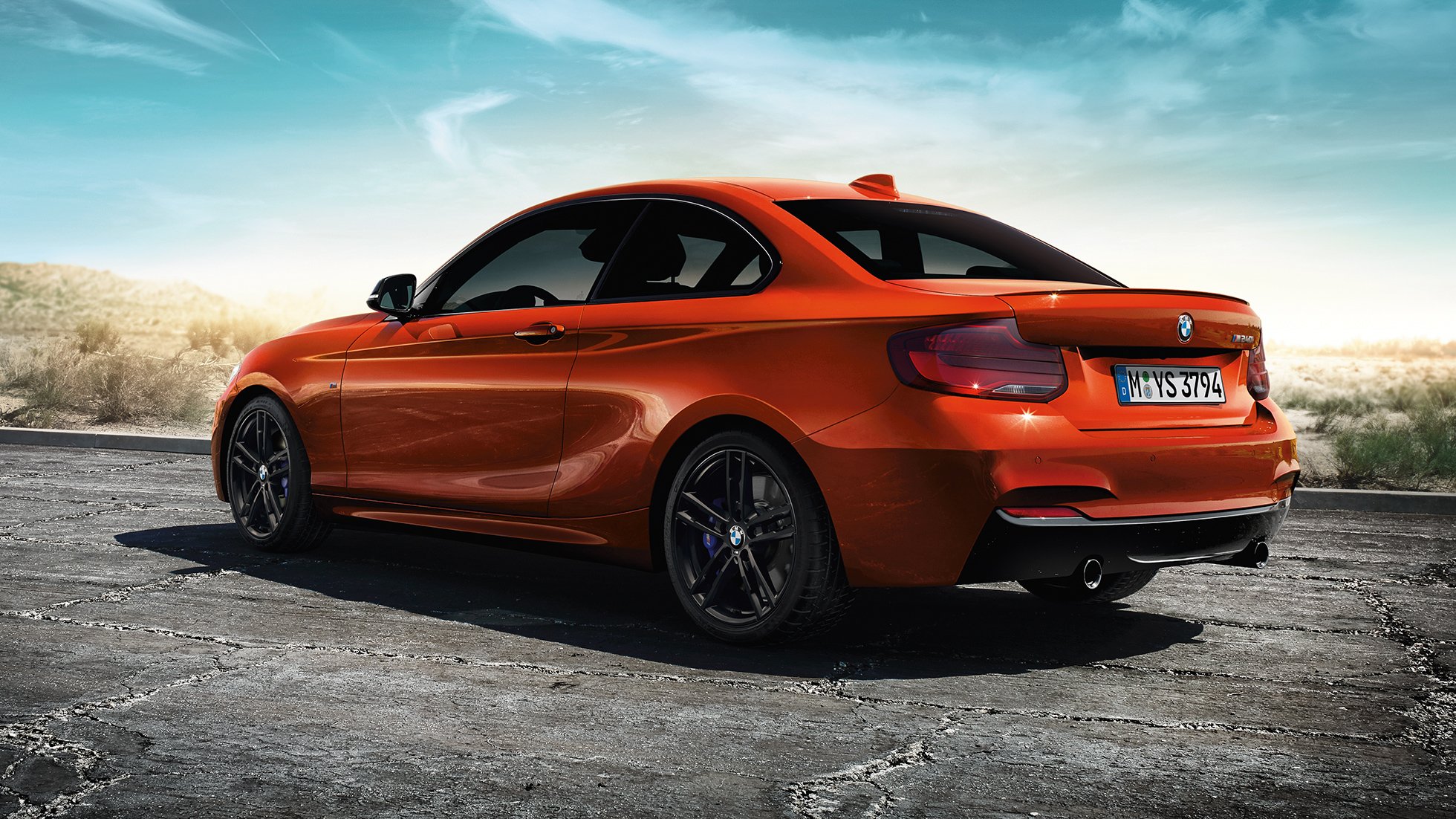 BMW 2. sērijas Coupé, trīs ceturtdaļu aizmugures skats BMW 2. sērijas Coupé, trīs ceturtdaļu aizmugures skats