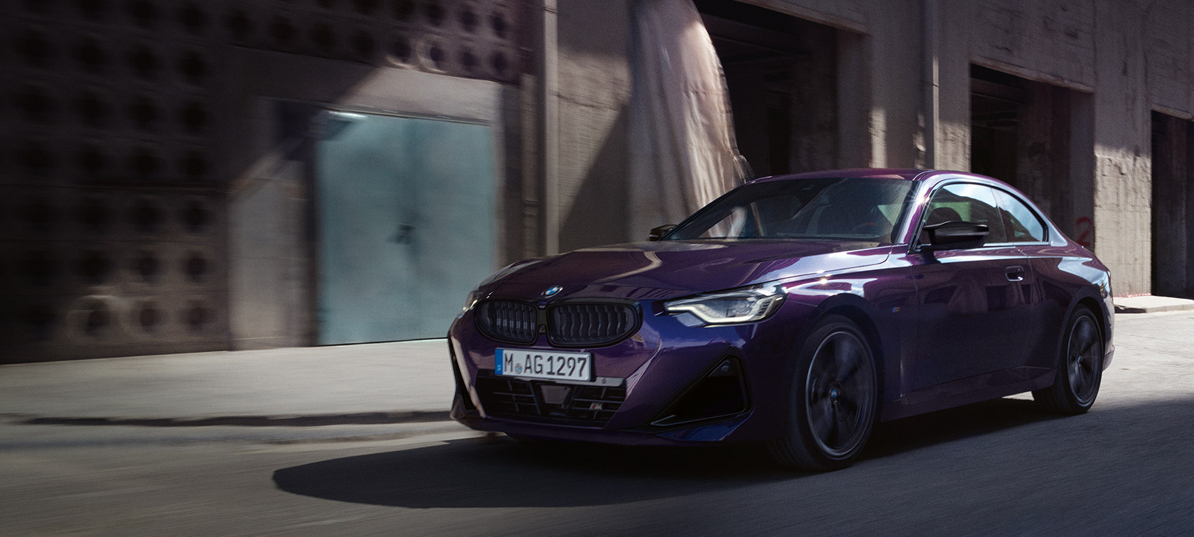 BMW 2. sērijas Coupé, G42, 2024, metāliska Thunderlight krāsa, priekšpuses skats, braucošs automobilis