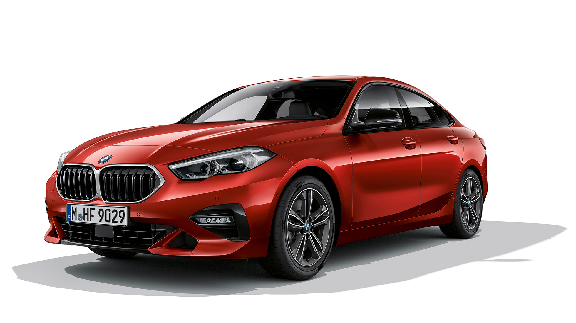 BMW elipsveida režģis, BMW 2. sērijas Gran Coupé, Sport Line modelis BMW elipsveida režģis ar Chrome krāsas režģa ietvaru, BMW 2. sērijas Gran Coupé, Sport Line modelis, Melbourne Red krāsa, F44, trīs ceturtdaļu sānskats