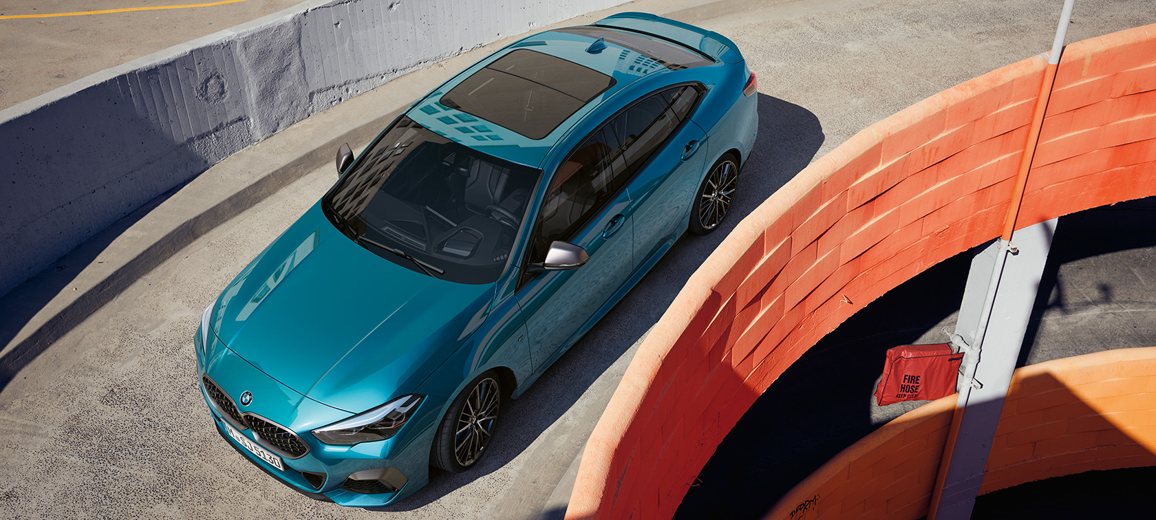 BMW 2. sērijas Gran Coupé ar panorāmas jumta lūku BMW 2. sērijas Gran Coupé ar panorāma jumta lūku, metāliska Sapper Rocks Blue krāsa, F44, skats no putna lidojuma