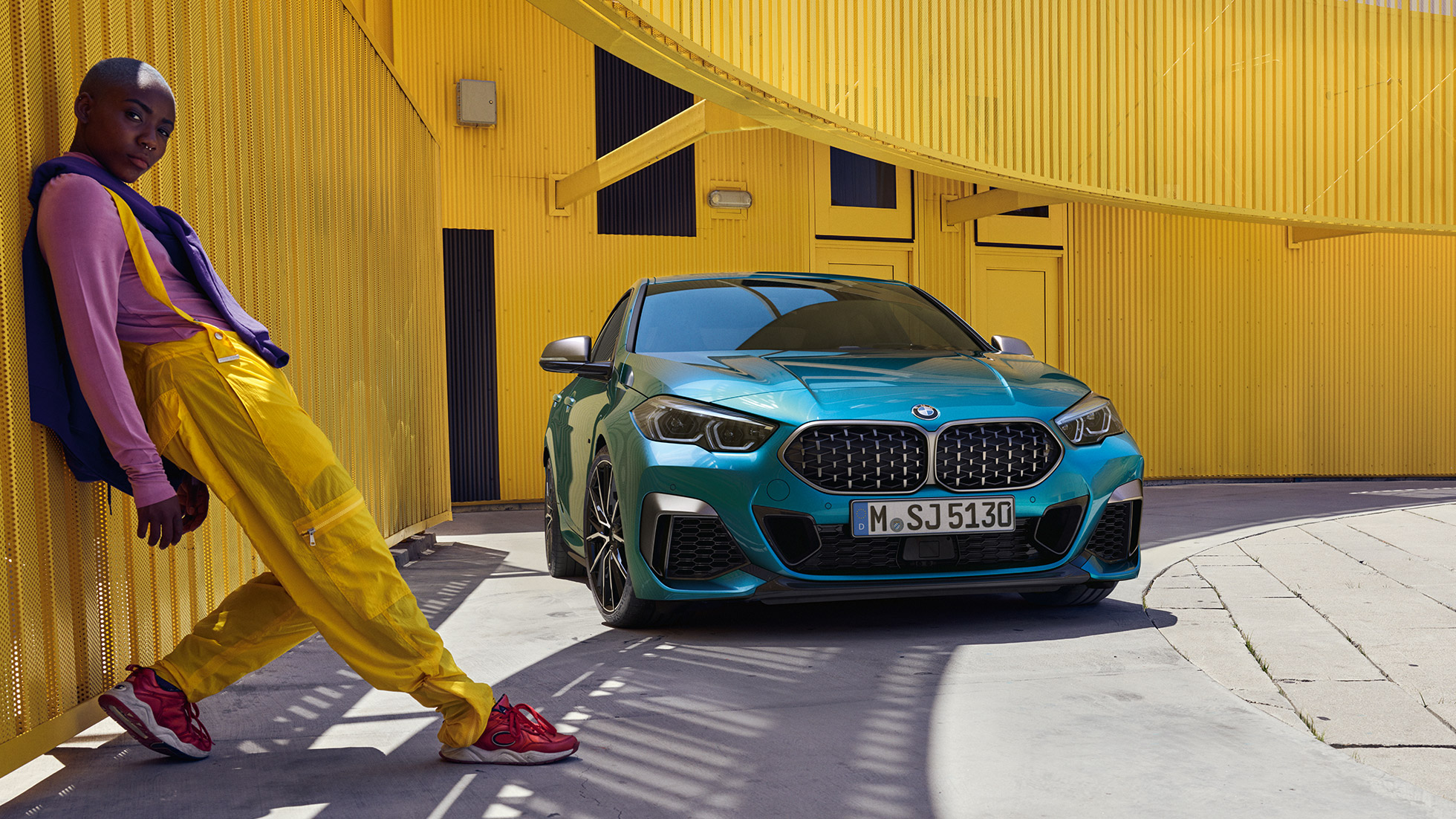 BMW 2. sērijas Gran Coupé priekšpuse BMW 2. sērijas Gran Coupé ar dubultu elipsveida režģi ar tīkla dizainu, metāliska Snapper Rocks Blue krāsa, F44, trīs ceturtdaļu priekšpuses skats