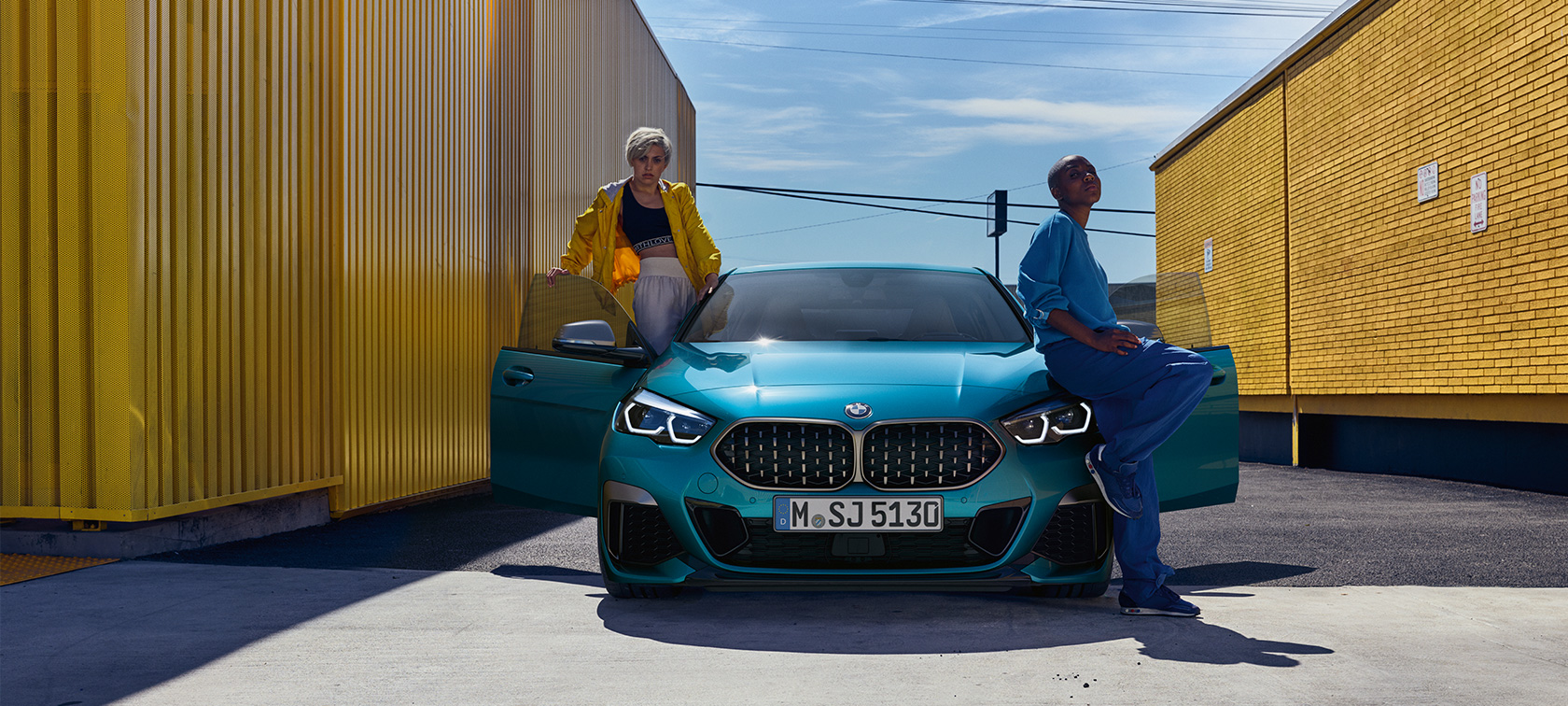 BMW 2. sērijas Gran Coupé, priekšpuses skats ar atvērtām priekšējām durvīm BMW 2. sērijas Gran Coupé, metāliska Snapper Rocks Blue krāsa, F44, priekšpuses skats ar atvērtām priekšējām durvīm