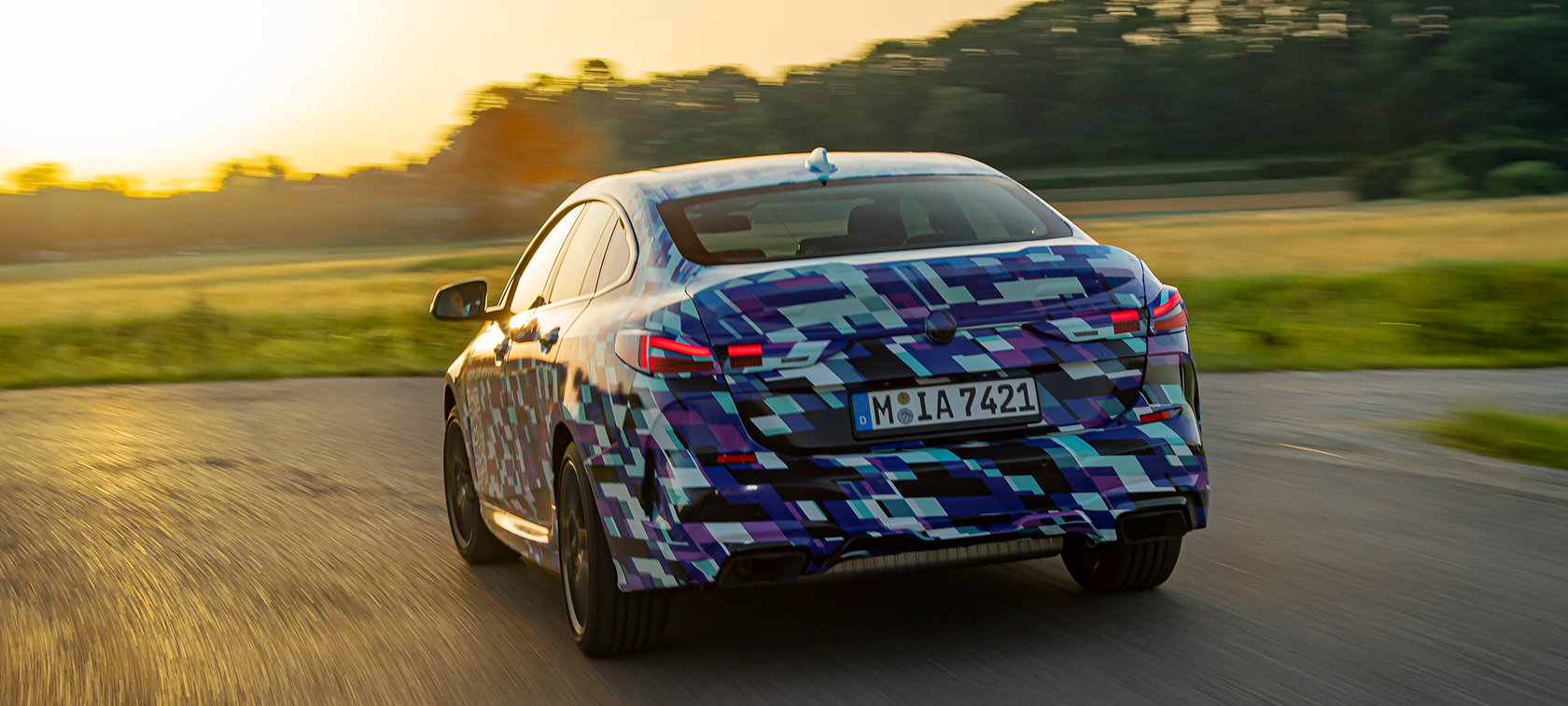 BMW 2. sērijas Gran Coupé pasaules pirmizrāde Pasaules pirmizrādes BMW 2. sērijas Gran Coupé F44 2020 maskētais prototips trīs ceturtdaļu skatā no aizmugures