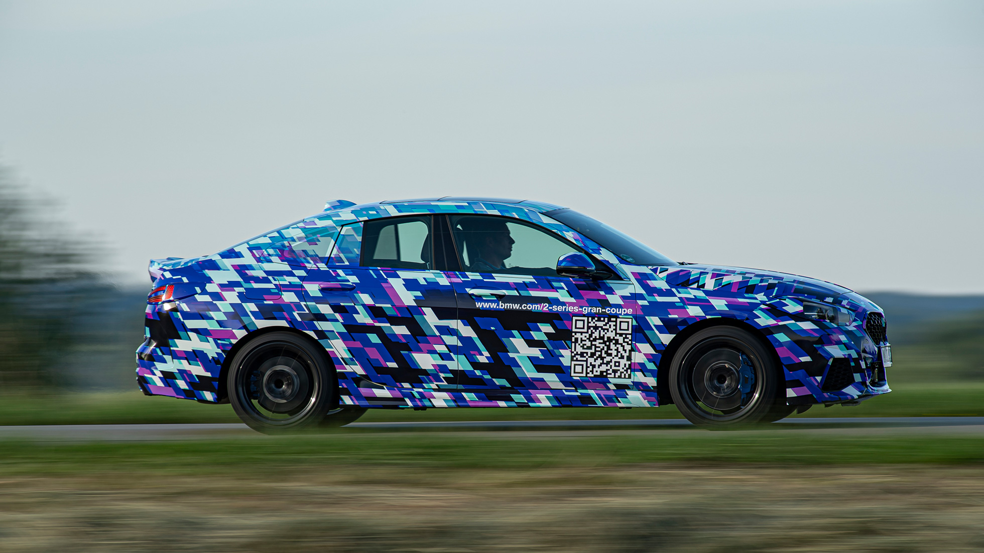 BMW 2. sērijas Gran Coupé siluets BMW 2. sērijas Gran Coupé F44 2020 maskētais prototips skatā no sāna