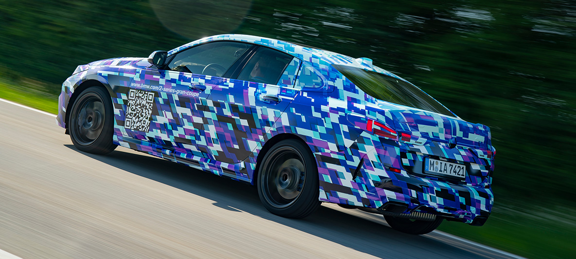 BMW 2. sērijas Gran Coupé braukšanas dinamika BMW M235i xDrive 2020 maskētais prototips trīs ceturtdaļu skatā no sāna