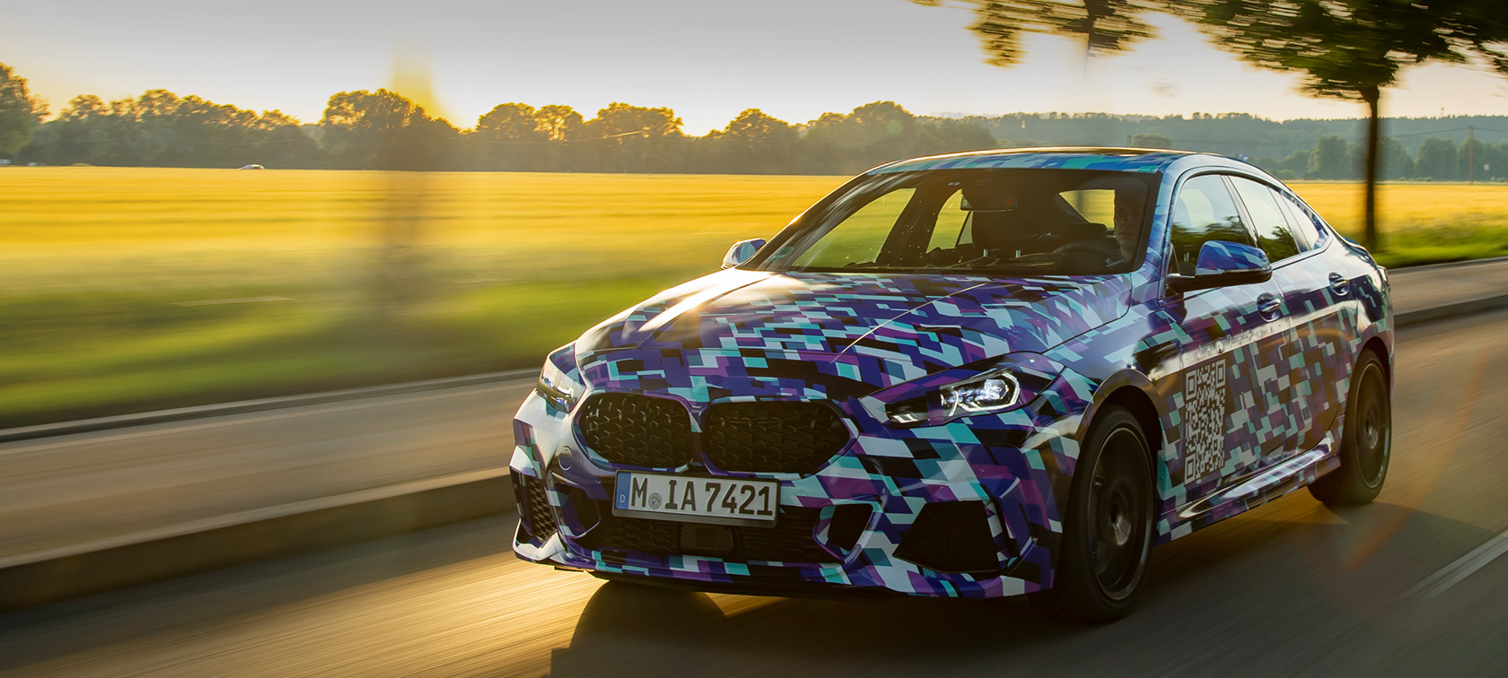 Pats pirmais BMW 2. sērijas Gran Coupé BMW 2. sērijas Gran Coupé F44 2020 maskētais prototips trīs ceturtdaļu skatā no priekšpuses