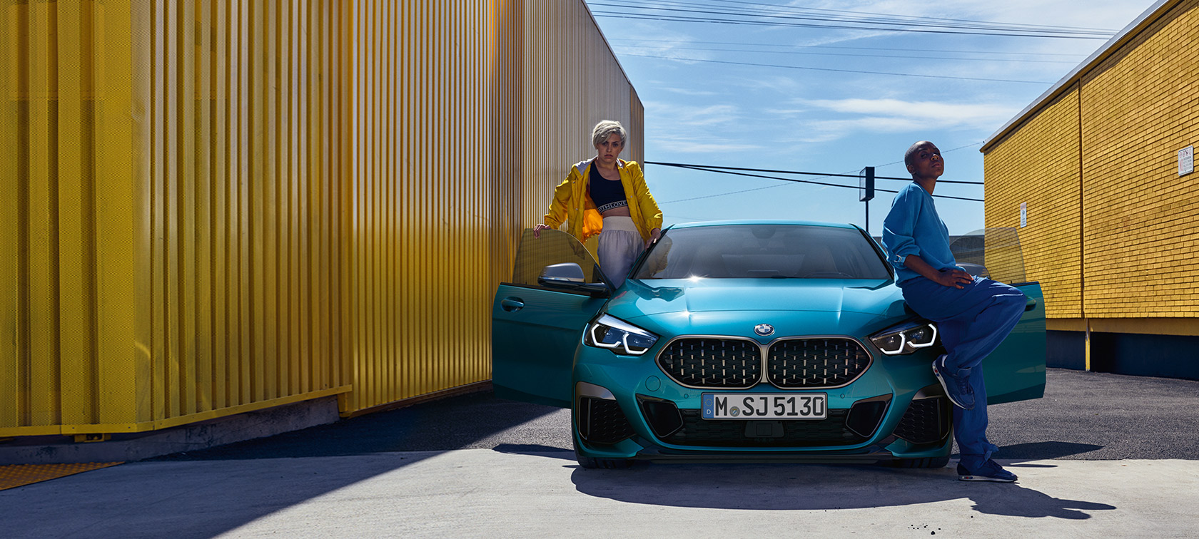 BMW 2. sērijas Gran Coupé F44, priekšpuses skats BMW 2. sērijas Gran Coupé F44, Snapper Rocks Blue krāsa, priekšpuses skats, ar atvērtām durvīm un diviem cilvēkiem pie automobiļa