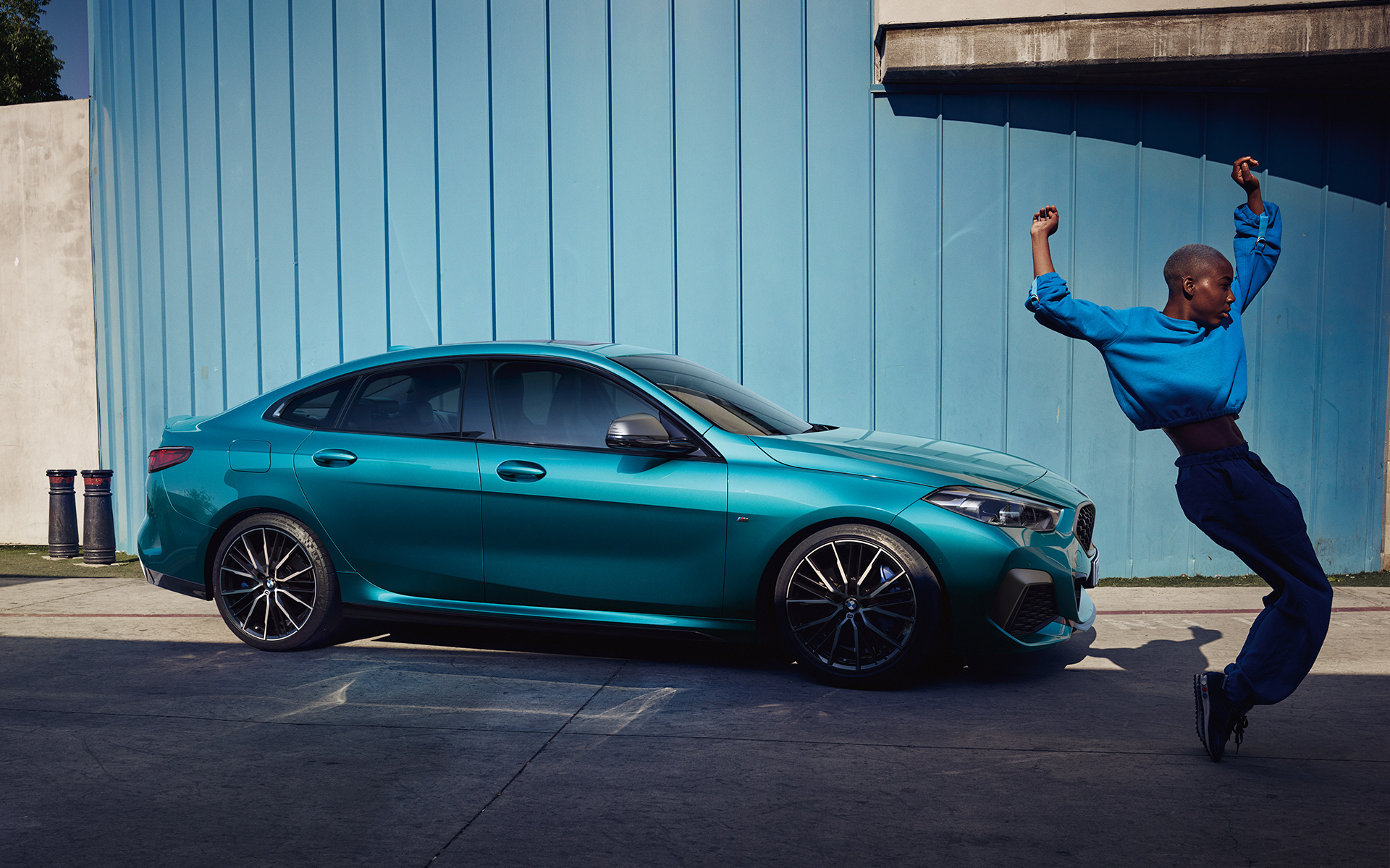 Pievilcīgs Coupé siluets, BMW 2. sērijas Gran Coupé F44, metāliska Snapper Rocks Blue krāsa, sānskats