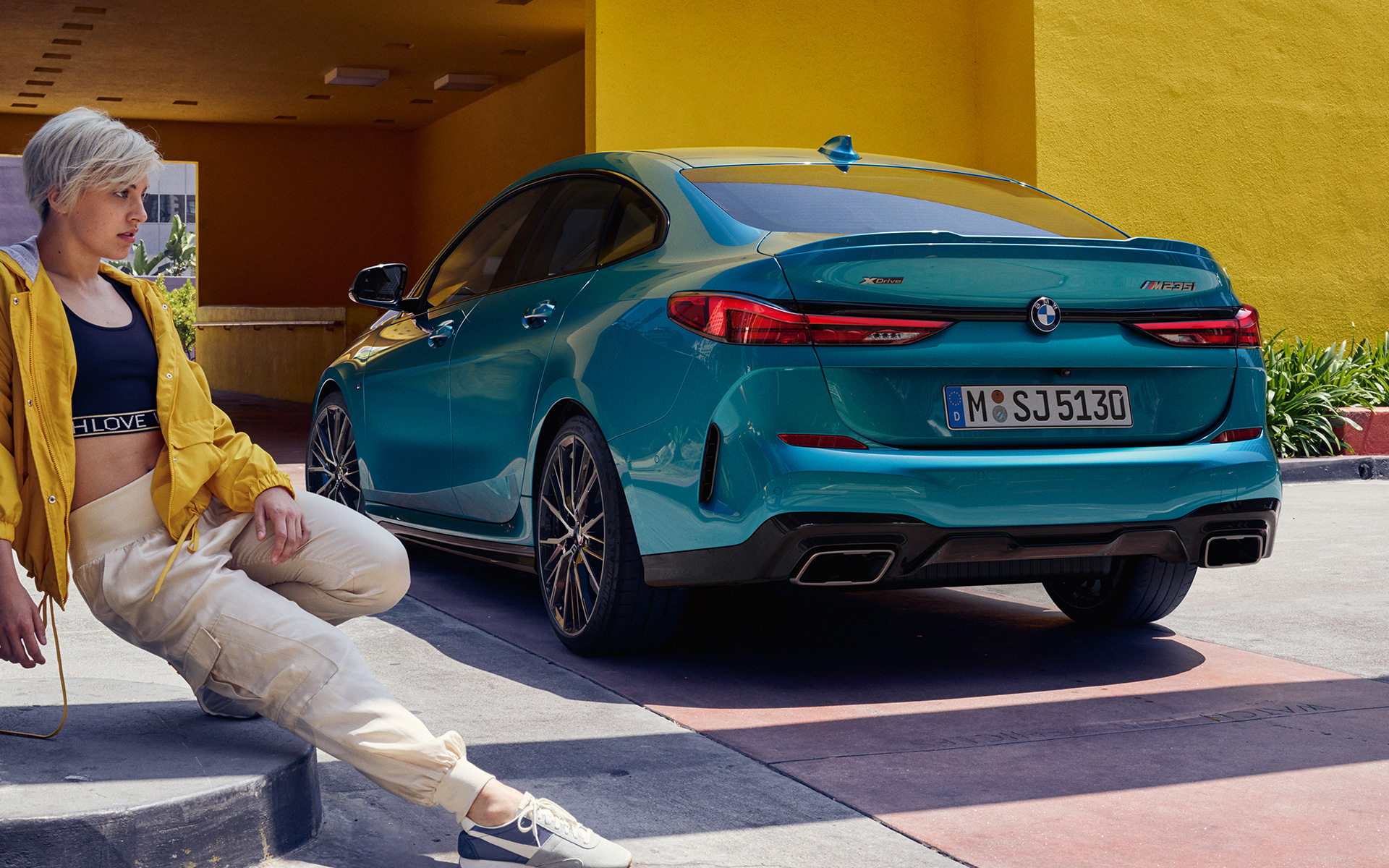 Spēcīga aizmugure, BMW 2. sērijas Gran Coupé F44, metāliska Snapper Rocks Blue krāsa, trīs ceturtdaļu sānskats