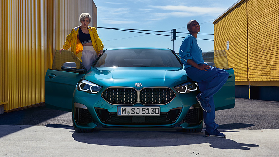 BMW 2. sērijas Gran Coupé F44, priekšpuses skats BMW 2. sērijas Gran Coupé F44, Snapper Rocks Blue krāsa, priekšpuses skats, ar atvērtām durvīm un diviem cilvēkiem pie automobiļa