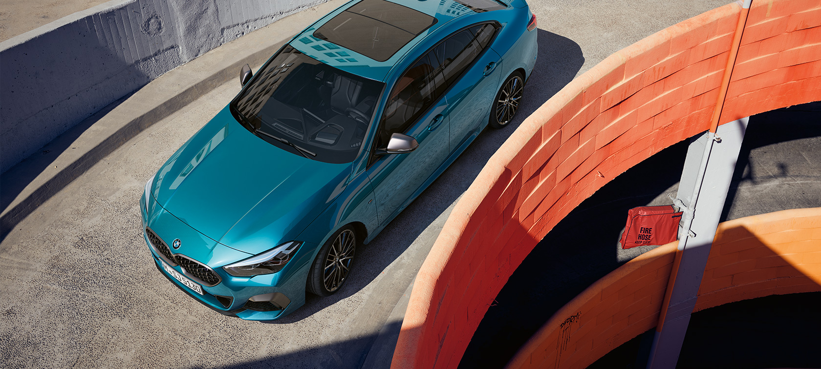 BMW 2. sērijas Gran Coupé F44, trīs ceturtdaļu priekšpuses skats no augšas BMW 2. sērijas Gran Coupé F44, metāliska Snapper Rocks Blue krāsa, trīs ceturtdaļu priekšpuses skats no augšas uz jumta