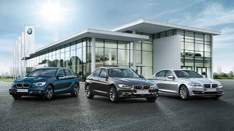 BMW automobiļi uz BMW pārstāvniecības fona BMW 2. sērija, BMW automobiļi uz BMW pārstāvniecības fona