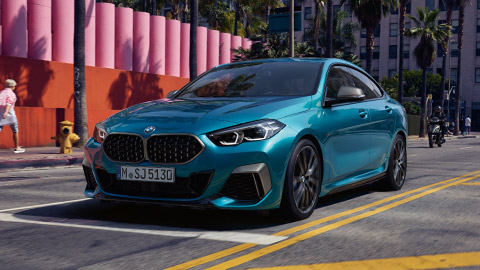 BMW 2. sērijas Gran Coupé, F44, trīs ceturtdaļu priekšpuses skats, stāvošs automobilis uz ielas BMW 2. sērija, BMW 2. sērijas Gran Coupé, F44, trīs ceturtdaļu priekšpuses skats, stāvošs automobilis uz ielas