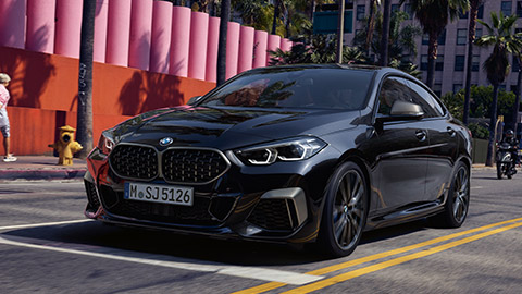 BMW 2. sērijas Gran Coupé, M automobilis, F44 MP, trīs ceturtdaļu priekšpuses skats, stāvošs automobilis uz ielas BMW 2. sērija, BMW 2. sērijas Gran Coupé, M automobilis, F44 MP, trīs ceturtdaļu sānskats, stāvošs automobilis uz ielas