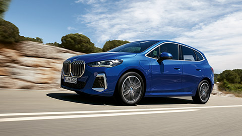 BMW 2. sērijas Active Tourer, U06, trīs ceturtdaļu priekšpuses skats, braucienā pa ielu BMW 2. sērija, BMW 2. sērijas Active Tourer, U06, trīs ceturtdaļu priekšpuses skats, braucienā pa ielu