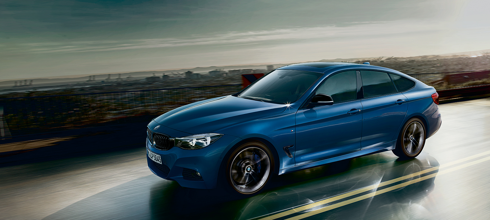 BMW 3. sērijas Gran Turismo, skats uz braucošu automobili no priekšpuses BMW 3. sērijas Gran Turismo, skats uz braucošu automobili no priekšpuses