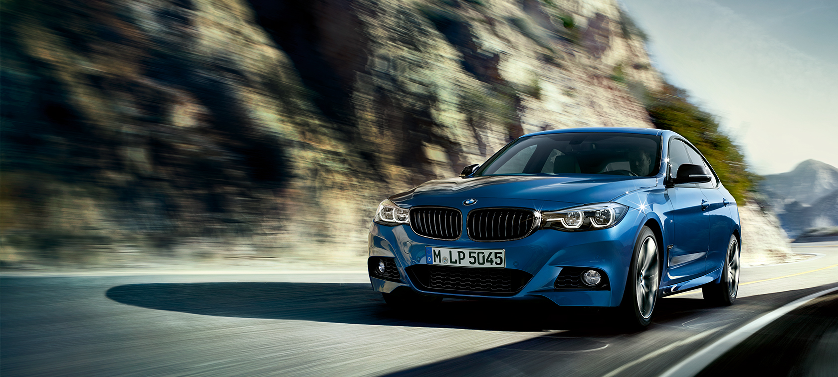BMW 3. sērijas Gran Turismo, skats uz braucošu automobili no priekšpuses BMW 3. sērijas Gran Turismo, skats uz braucošu automobili no priekšpuses