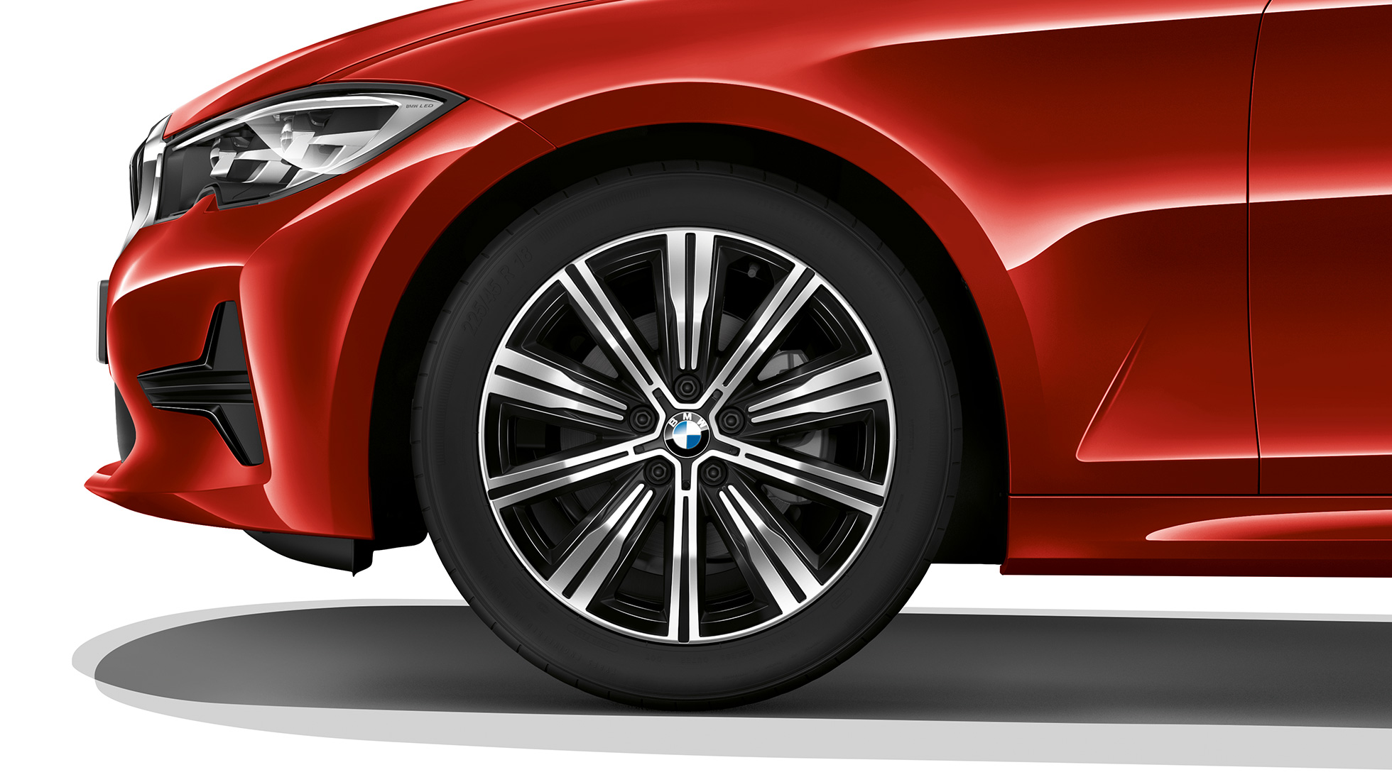 BMW 3. sērijas Sedan, Advantage modeļa vieglmetāla disks BMW 3. sērijas Sedan ar Advantage modeļa iespējām vieglmetāla disku tuvplāns.