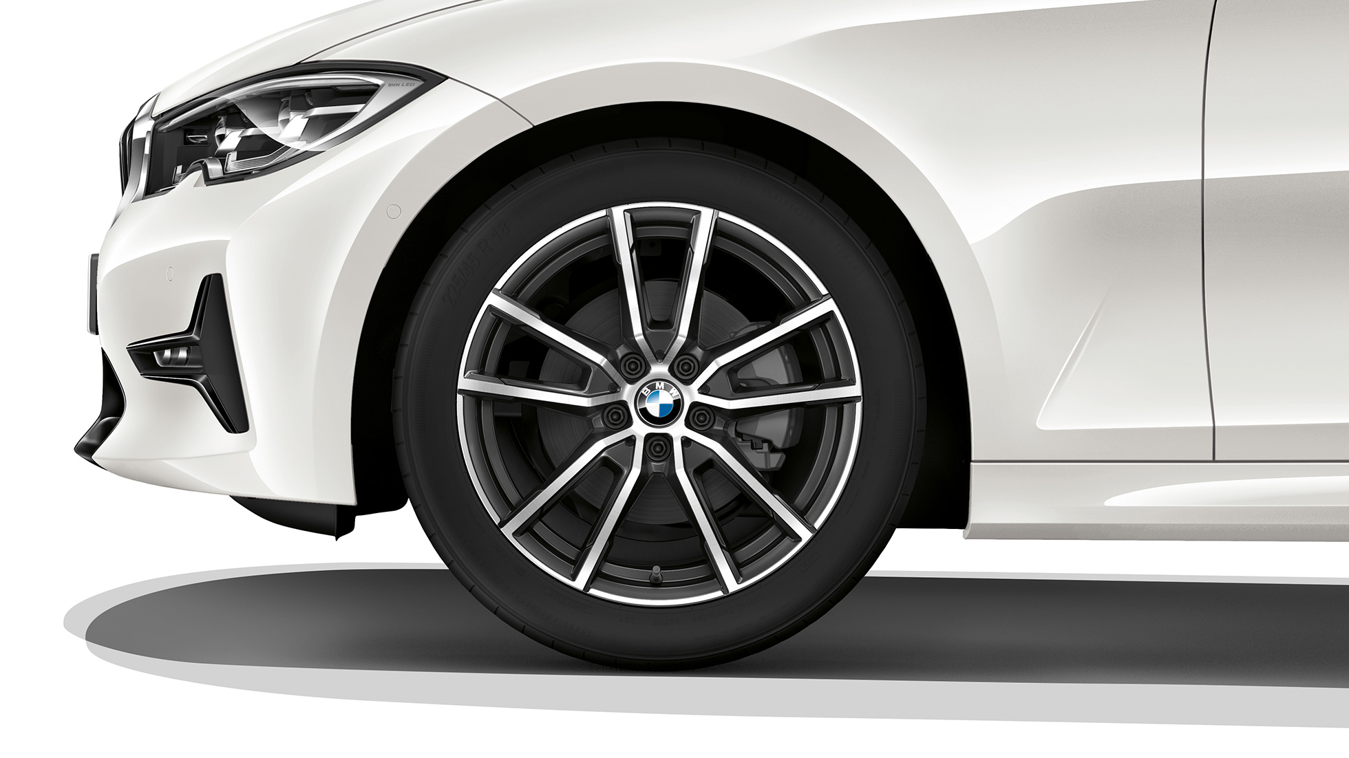BMW 3. sērijas Sedan, Sport Line modeļa vieglmetāla disks BMW 3. sērijas Sedan ar Sport Line modeļa aprīkojumu vieglmetāla disku tuvplāns.