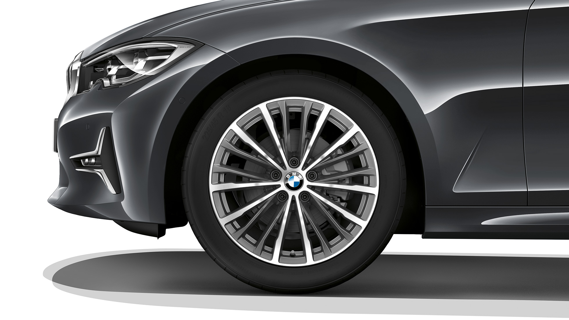 BMW 3. sērijas Sedan, Luxury Line modeļa vieglmetāla disks BMW 3. sērijas Sedan ar Luxury Line modeļa aprīkojumu vieglmetāla disku tuvplāns.