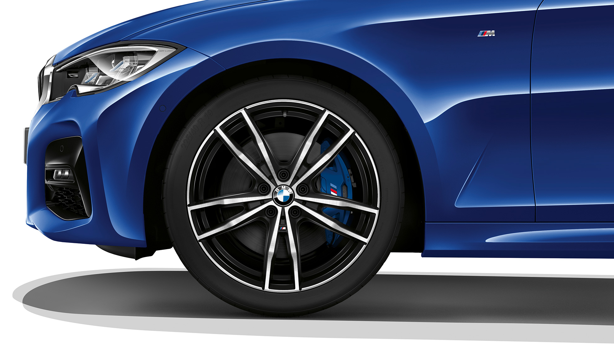 BMW 3. sērijas Sedan, M Sport modeļa vieglmetāla disks BMW 3. sērijas Sedan ar M Sport modeļa aprīkojumu vieglmetāla disku tuvplāns.