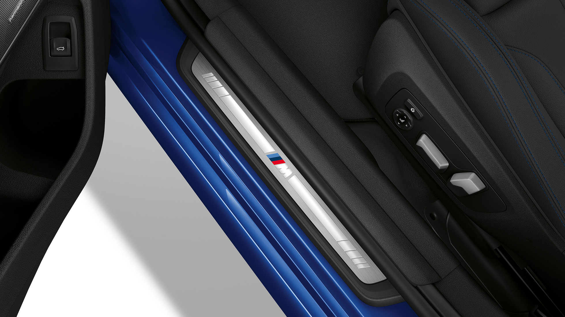 BMW 3. sērijas Sedan, M Sport modeļa slieksnis BMW 3. sērijas Sedan ar M Sport modeļa iespējām skats no augšpuses uz durvju slieksni.