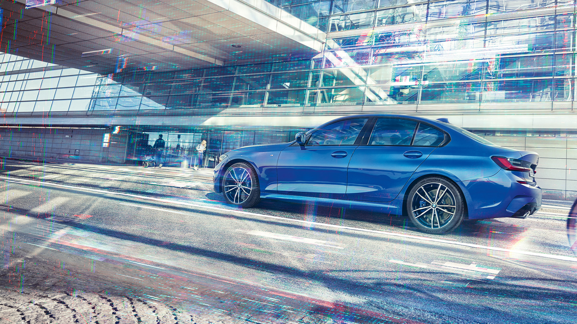 BMW 3. sērijas Sedan, skats no sāna BMW 3. sērijas Sedan momentuzņēmums no sāna dienā uz stiklotas ēkas fona.