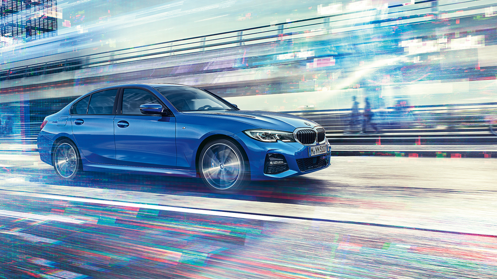 BMW 3. sērijas Sedan, skats no sāna braucienā Skats no sāna uz BMW 3. sērijas Sedan braucienā pa pilsētu dienā.