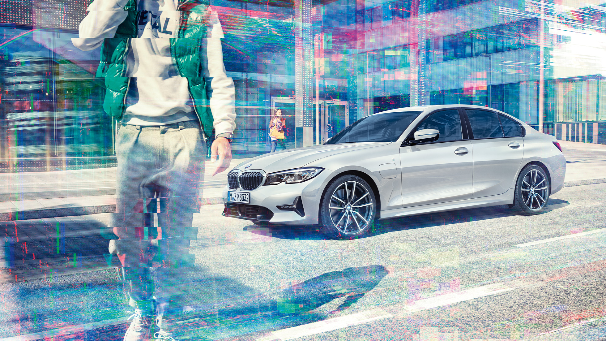 Sānskats, BMW 3. sērijas Sedan, BMW 330e BMW 3. sērijas Sedan, BMW 330e, G20, metāliska Glaciersilver krāsa, skats no sāna braucienā