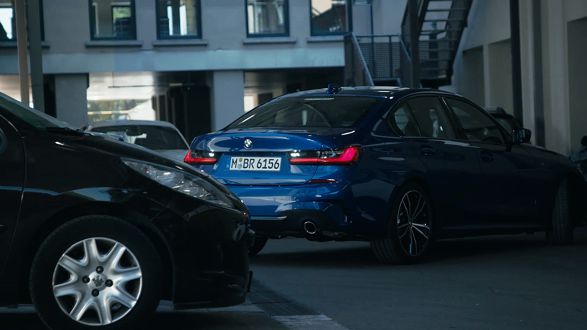 BMW 3. sērijas Sedan, atpakaļgaitas asistents. BMW 3. sērijas Sedan kokpita displeja ar atpakaļgaitas asistentu tuvplāns.