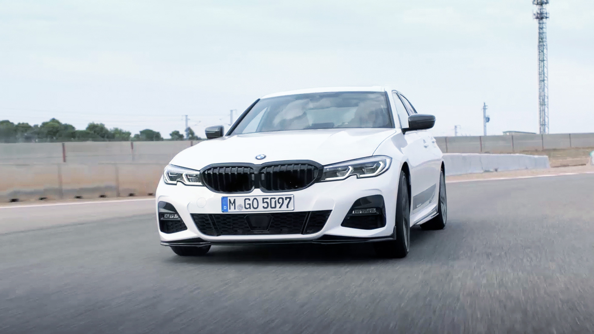 BMW 3. sērijas Sedan, M Performance detaļas. BMW 3. sērijas Sedan ar M Performance detaļām trīs ceturtdaļu skatā no priekšpuses.