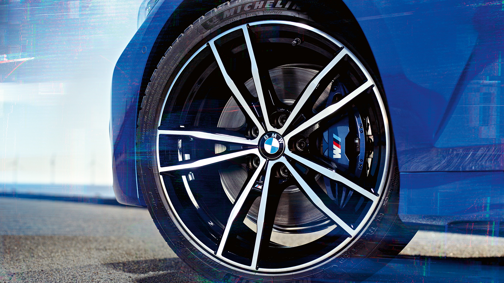 BMW 3. sērijas Sedan, vieglmetāla diski 791 M BMW 3. sērijas Sedan 19 collu 791 M Jet Black krāsas vieglmetāla disku tuvplāns.