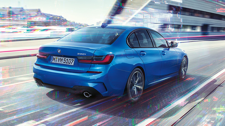 BMW 3. sērijas Sedan (G20), sānskats no aizmugures. BMW 3. sērijas Sedan (G20) trīs ceturtdaļu skats no aizmugures dienas braucienā pa pilsētu.