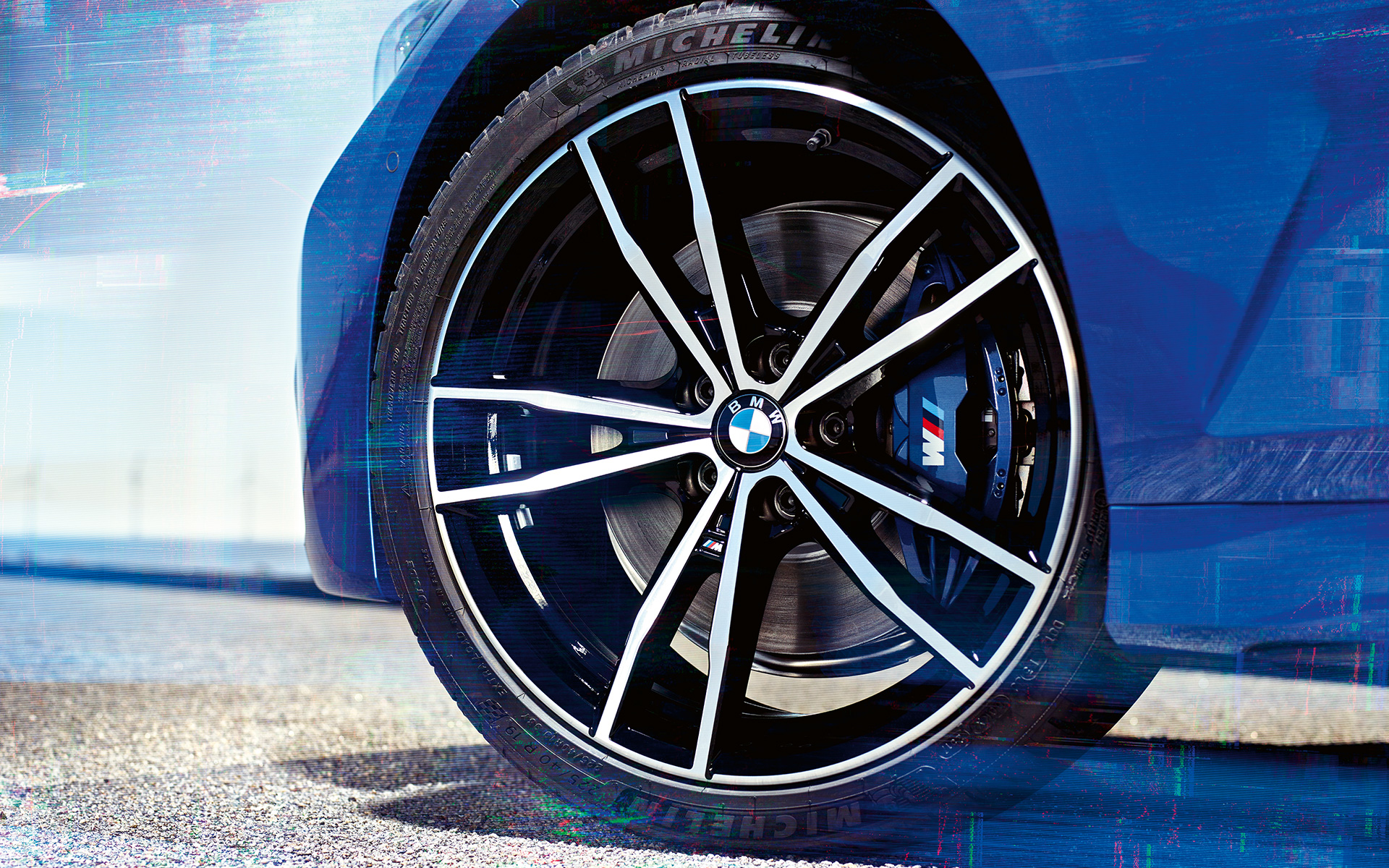 BMW 3. sērijas Sedan (G20), vieglmetāla diski 791 M. BMW 3. sērijas Sedan (G20) 19 collu 791 M Jet Black krāsas vieglmetāla disku tuvplāns.