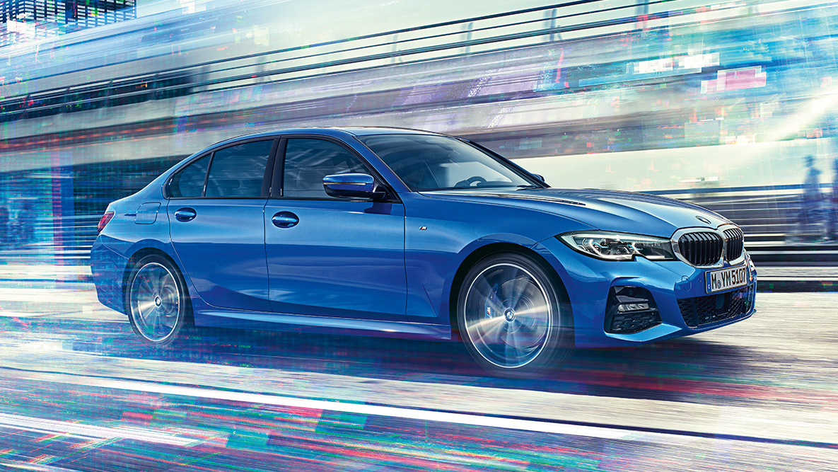 BMW 3. sērijas Sedan (G20), skats no sāna braucienā. Skats no sāna uz BMW 3. sērijas Sedan (G20) braucienā pa pilsētu dienā.