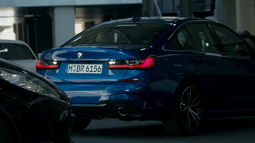 BMW 3. sērijas Sedan (G20), atpakaļgaitas asistents. BMW 3. sērijas Sedan (G20) kokpita displeja ar atpakaļgaitas asistentu tuvplāns.