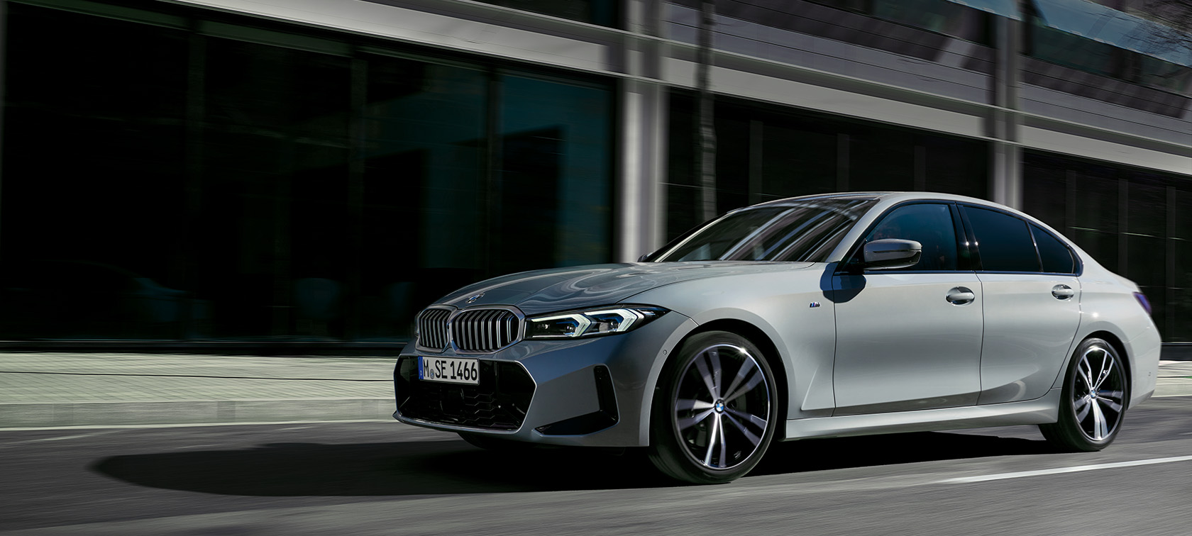 BMW 3. sērijas Sedan, LCI, 2020, Brooklyn Grey, sānskats, stāvošs automobilis uz sienas fona