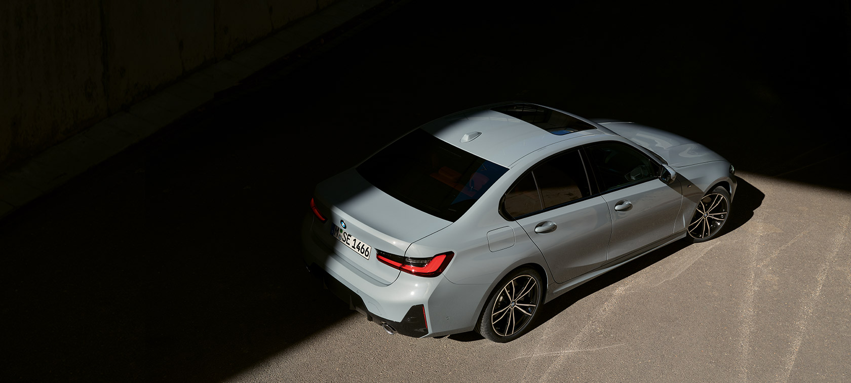 BMW 3. sērijas Sedan, LCI, G20, Brooklyn Grey krāsa, trīs ceturtdaļu aizmugures skats, stāvošs automobilis, skats no putna lidojuma BMW 3. sērijas Sedan, LCI, G20, trīs ceturtdaļu aizmugures skats, stāvošs automobilis, skats no putna lidojuma