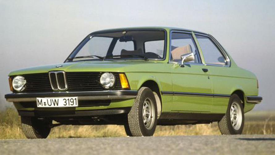 BMW 3. sērijas Sedan, E21, pirmā paaudze, trīs ceturtdaļu priekšpuses skats uz ielas BMW 3. sērijas modeļi, BMW 3. sērijas Sedan, E21, pirmā paaudze, trīs ceturtdaļu priekšpuses skats uz ielas